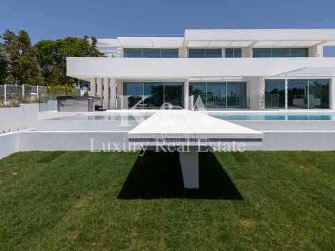 Moradia V6 contemporânea com vistas panorâmicas no Triangulo Dourado, Algarve