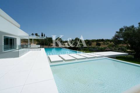 Moradia V6 contemporânea com vistas panorâmicas no Triangulo Dourado, Algarve