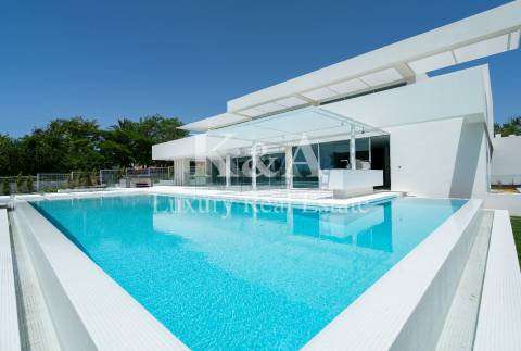 Moradia V6 contemporânea com vistas panorâmicas no Triangulo Dourado, Algarve