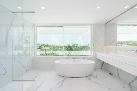 Moradia V6 contemporânea com vistas panorâmicas no Triangulo Dourado, Algarve