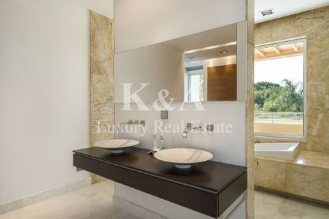 Moderna moradia V5 em resort no Alvor, Algarve.