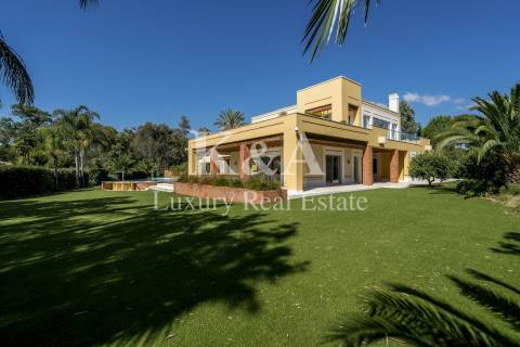 Moderna moradia V5 em resort no Alvor, Algarve.