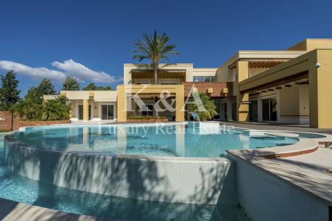 Moderna moradia V5 em resort no Alvor, Algarve.