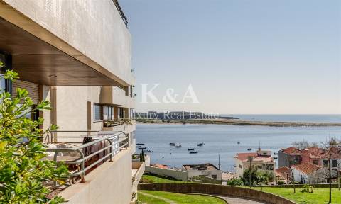 Apartamento T4 com vistas para o Rio Douro.