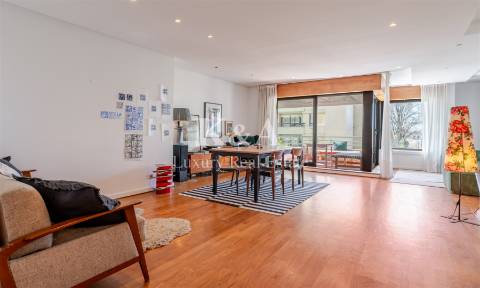 Apartamento T4 com vistas para o Rio Douro.