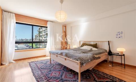Apartamento T4 com vistas para o Rio Douro.