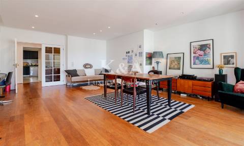 Apartamento T4 com vistas para o Rio Douro.