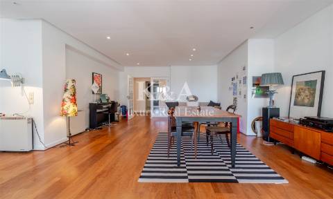 Apartamento T4 com vistas para o Rio Douro.