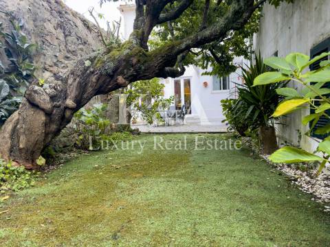 Moradia com jardim localizada na Foz Velha.