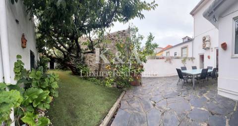 Moradia com jardim localizada na Foz Velha.