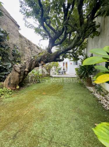 Moradia com jardim localizada na Foz Velha.