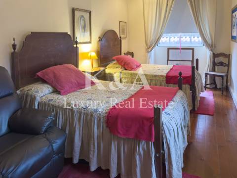 Moradia com jardim localizada na Foz Velha.