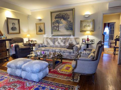 Moradia com jardim localizada na Foz Velha.