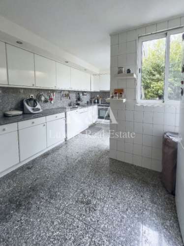 Moradia com jardim localizada na Foz Velha.