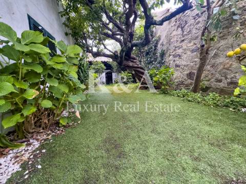 Moradia com jardim localizada na Foz Velha.