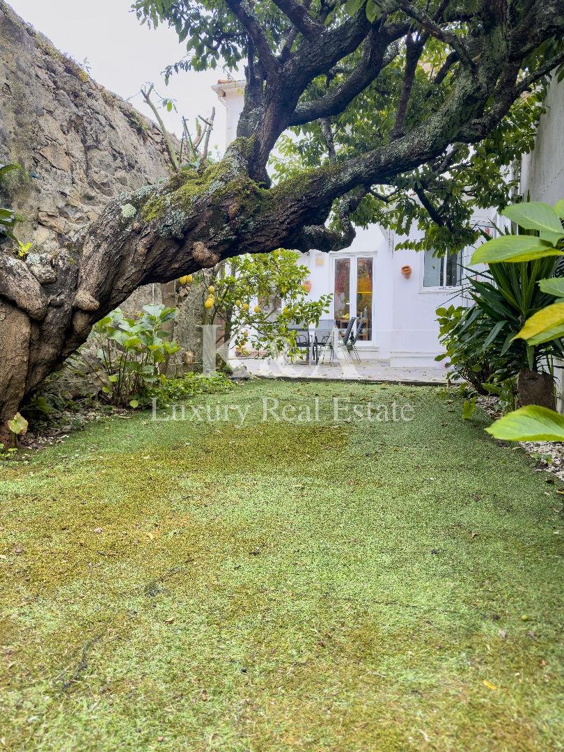 Moradia com jardim localizada na Foz Velha.