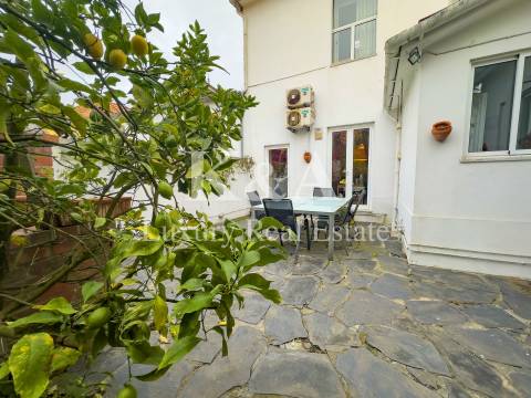 Moradia com jardim localizada na Foz Velha.