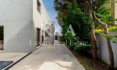 Moradia T4+1 com quatro frentes em zona nobre de Leça da Palmeira.