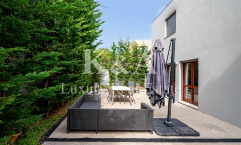 Moradia T4+1 com quatro frentes em zona nobre de Leça da Palmeira.