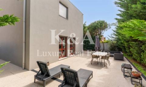 Moradia T4+1 com quatro frentes em zona nobre de Leça da Palmeira.