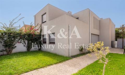 Moradia T4+1 com quatro frentes em zona nobre de Leça da Palmeira.