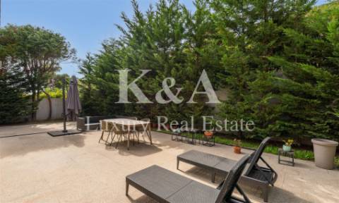 Moradia T4+1 com quatro frentes em zona nobre de Leça da Palmeira.