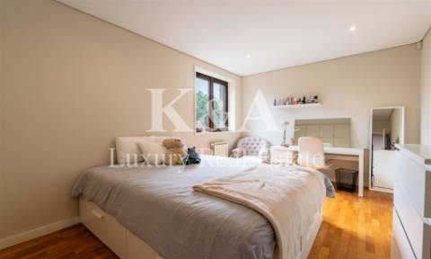 Moradia T4+1 com quatro frentes em zona nobre de Leça da Palmeira.