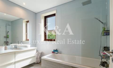 Moradia T4+1 com quatro frentes em zona nobre de Leça da Palmeira.