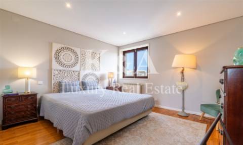 Moradia T4+1 com quatro frentes em zona nobre de Leça da Palmeira.