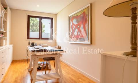 Moradia T4+1 com quatro frentes em zona nobre de Leça da Palmeira.