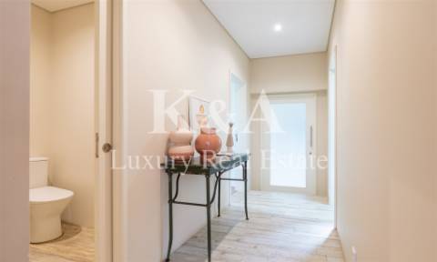 Moradia T4+1 com quatro frentes em zona nobre de Leça da Palmeira.