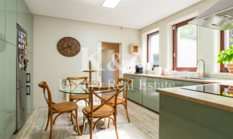 Moradia T4+1 com quatro frentes em zona nobre de Leça da Palmeira.