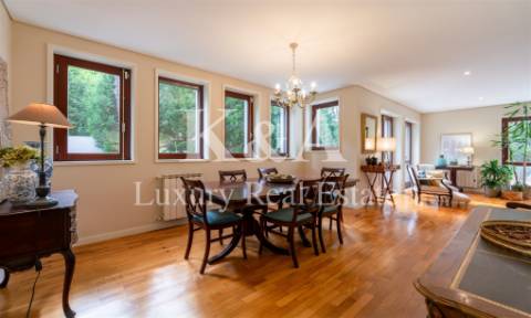 Moradia T4+1 com quatro frentes em zona nobre de Leça da Palmeira.