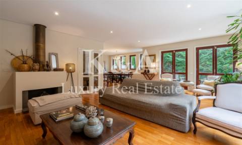 Moradia T4+1 com quatro frentes em zona nobre de Leça da Palmeira.