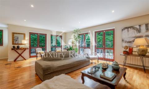 Moradia T4+1 com quatro frentes em zona nobre de Leça da Palmeira.