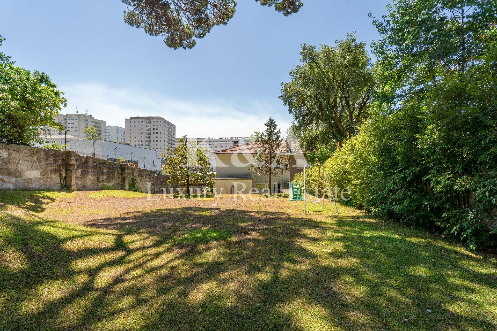 Moradia T3 com jardim perto do Parque da Cidade.
