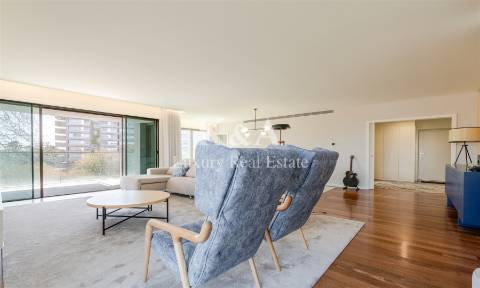 Apartamento T4 em condomínio fechado