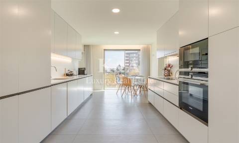 Apartamento T4 em condomínio fechado