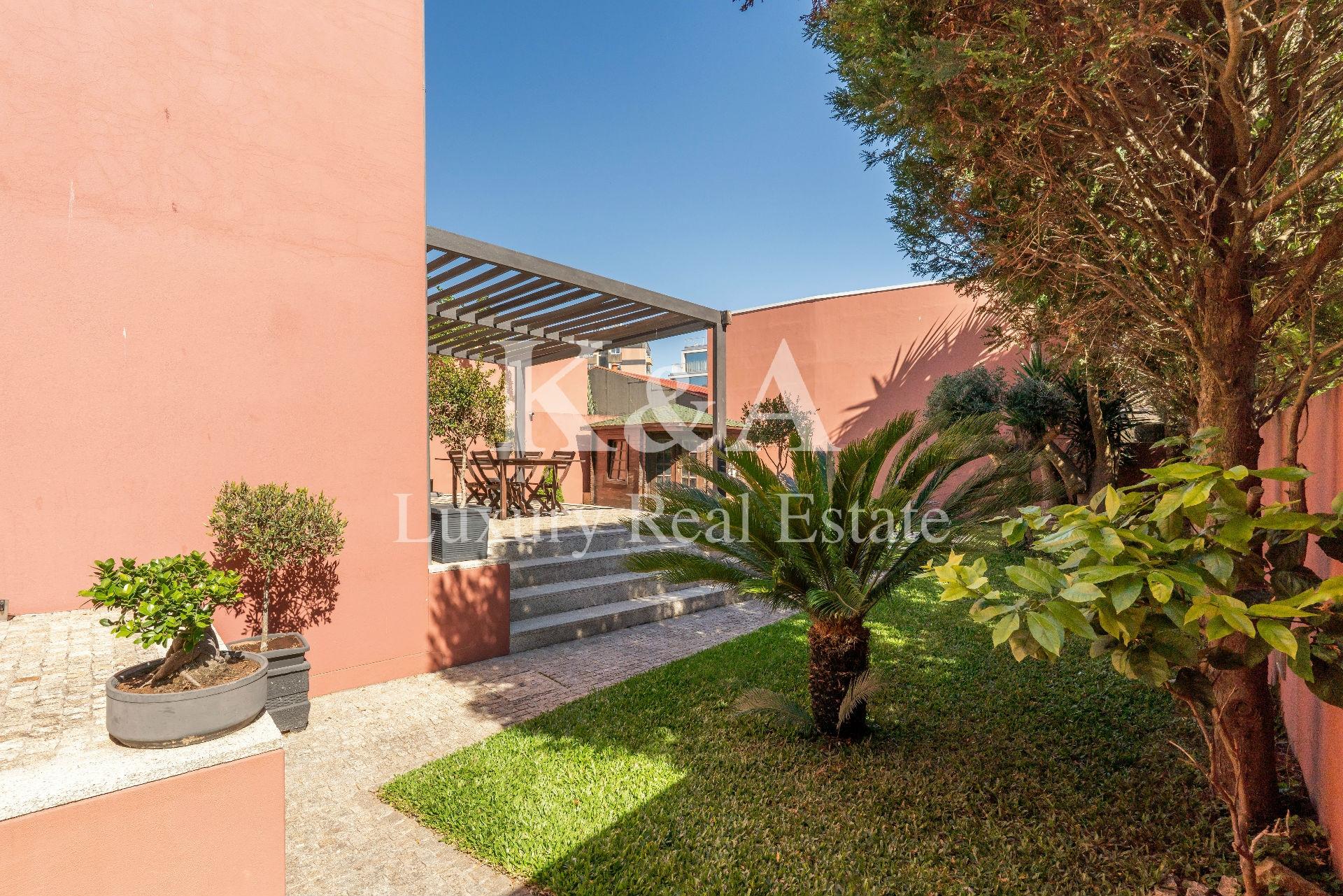 Moradia T3 com jardim no centro histórico de Leça.