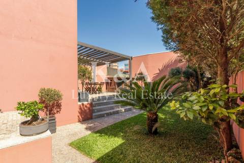 Moradia T3 com jardim no centro histórico de Leça.