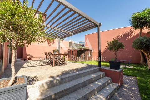 Moradia T3 com jardim no centro histórico de Leça.