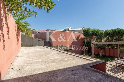 Moradia T3 com jardim no centro histórico de Leça.