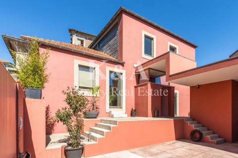 Moradia T3 com jardim no centro histórico de Leça.