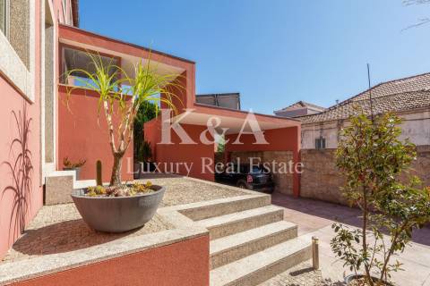 Moradia T3 com jardim no centro histórico de Leça.