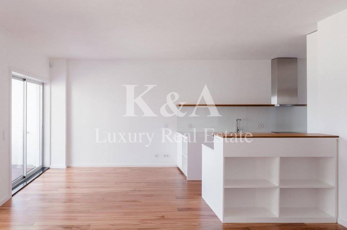 Apartamento totalmente renovado com vista mar, na Foz.