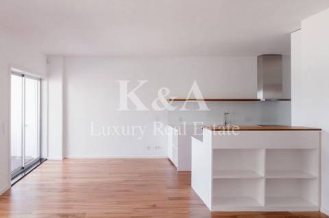 Apartamento totalmente renovado com vista mar, na Foz.