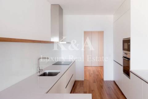 Apartamento totalmente renovado com vista mar, na Foz.