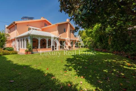 Luxuosa Moradia T5+2, em excelente estado de conservação