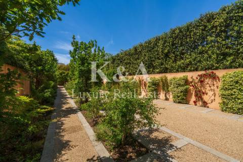 Luxuosa Moradia T5+2, em excelente estado de conservação