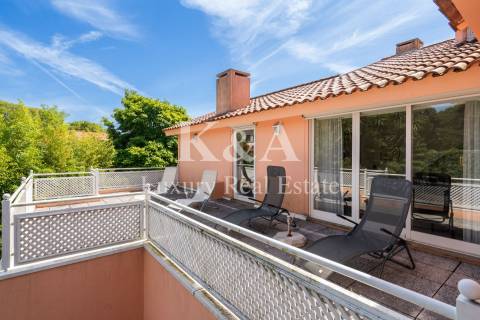 Luxuosa Moradia T5+2, em excelente estado de conservação